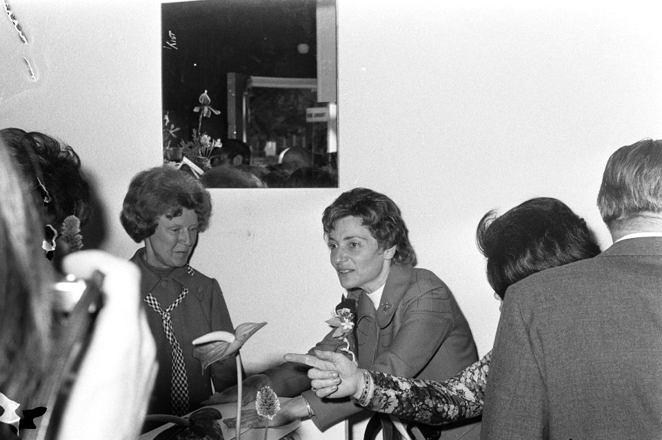 Opening van een juweliersboetiek in aanwezigheid van mensenredder Mees Toxopeu, Bestanddeelnr 925-7035