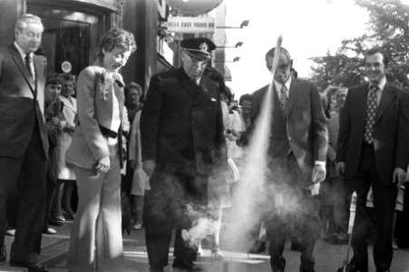 Opening van een juweliersboetiek in aanwezigheid van mensenredder Mees Toxopeu, Bestanddeelnr 925-7031