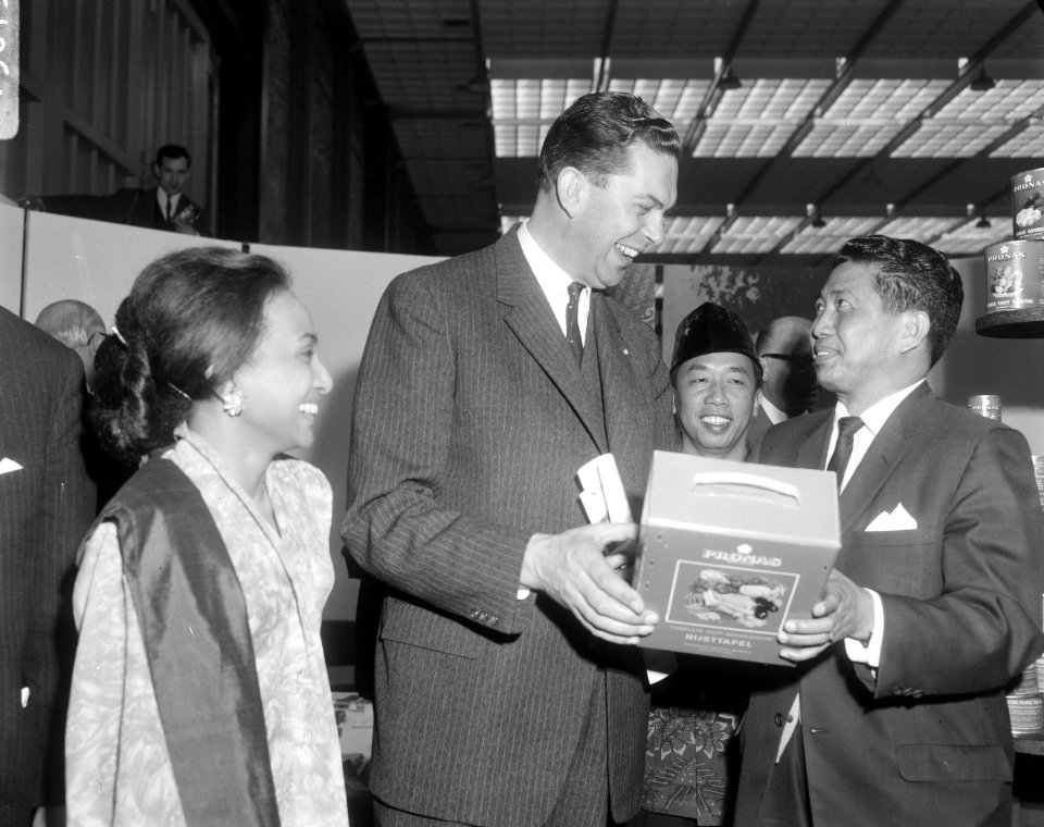 Opening ROKA, ambassadeur mr. Sudjarwo (Indonesie) biedt Minister Biesheuvel een, Bestanddeelnr 919-0756