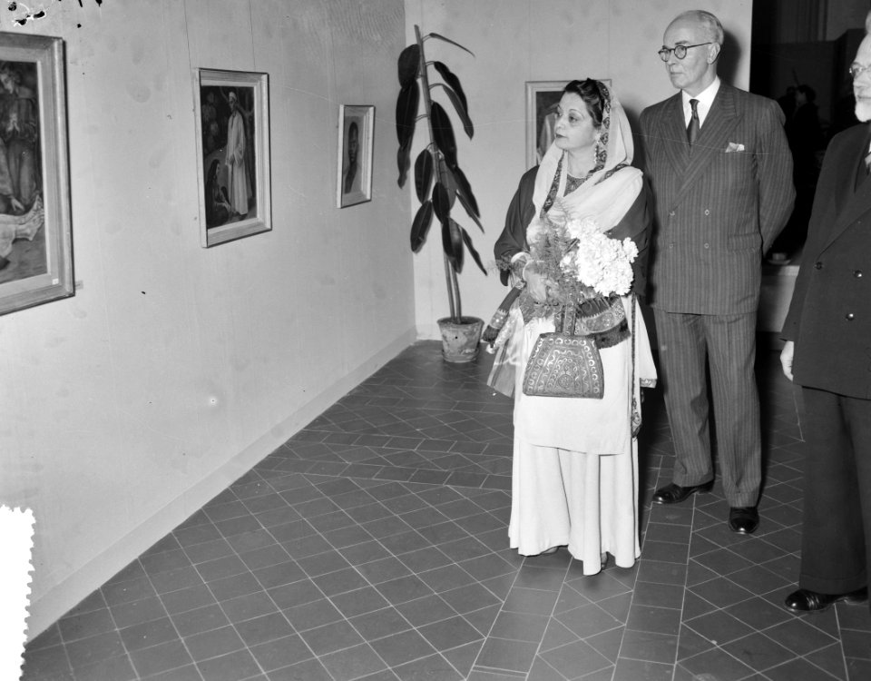 Opening van de tentoonstelling van de Pakistaanse schilderes Esmet Rahim in het , Bestanddeelnr 906-9602