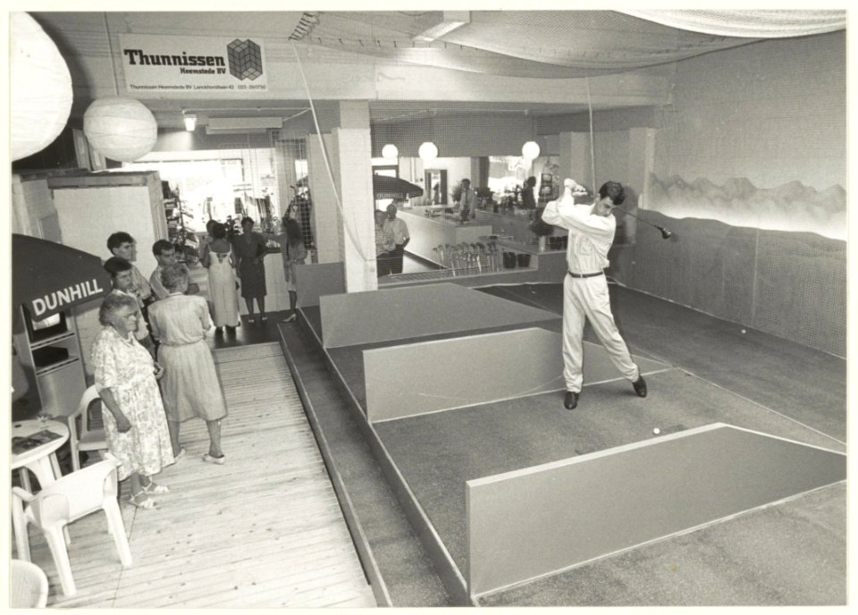 Opening van een indoor golfbaan aan de Rustenburgerlaan. De opening wordt verricht door Wijnand Gaanderse. NL-HlmNHA 54023737