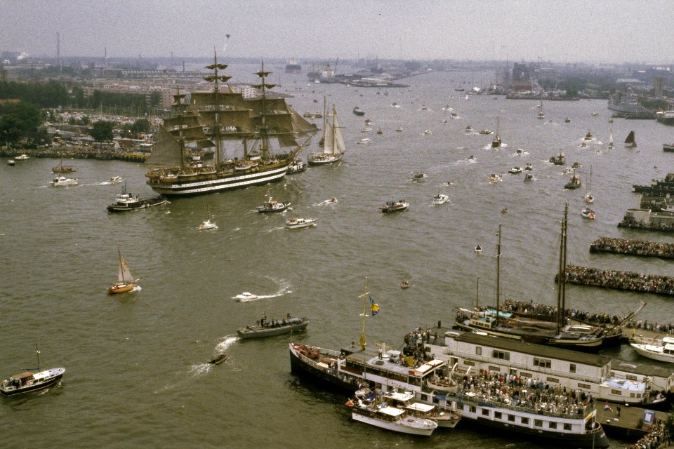 Opening Sail 1985 gezicht van bovenaf op het IJ, Bestanddeelnr 253-8933