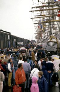 Opening Sail 1985 publiek bij boten, Bestanddeelnr 253-8931