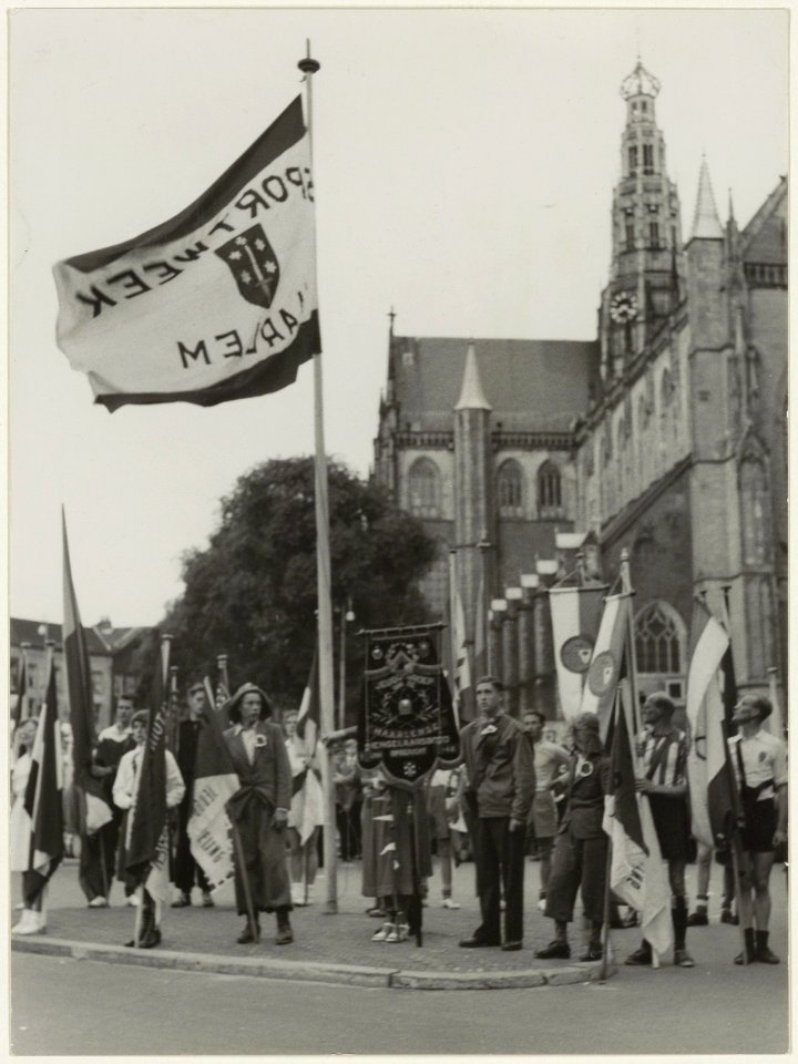 Opening van de tiende Haarlemse Sportweek op de Grote Markt. NL-HlmNHA 54005584