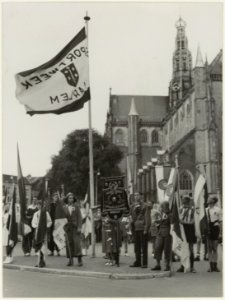 Opening van de tiende Haarlemse Sportweek op de Grote Markt. NL-HlmNHA 54005584