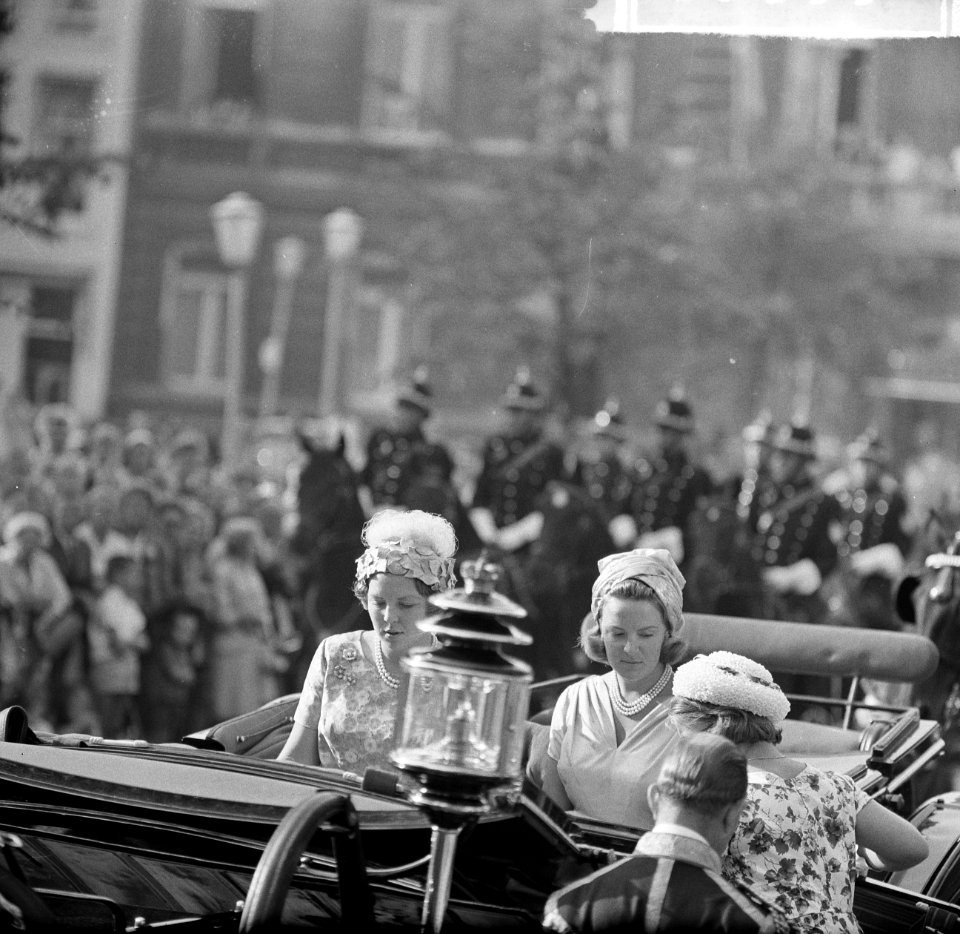 Opening Staten-Generaal in de Ridderzaal Prinses Irene en Beatrix, Bestanddeelnr 915-5355