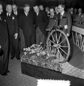 Opening Rijwieltentoonstelling RAI Minister M. J. Algera, Bestanddeelnr 905-5753