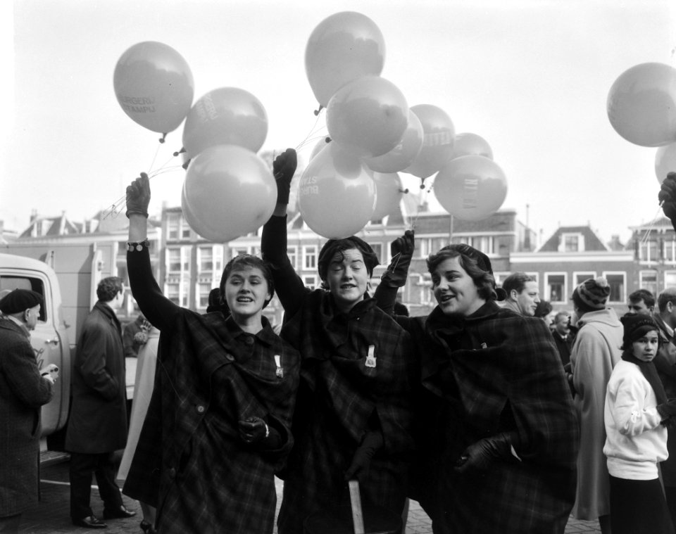 Opening studenten lustrum in Leiden, studenten op Stadhuisplein, Bestanddeelnr 917-3555