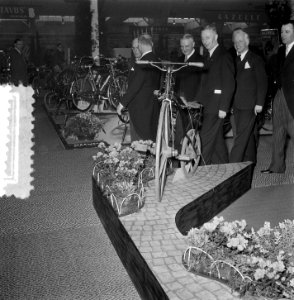 Opening Rijwieltentoonstelling RAI Minister M. J. Algera, Bestanddeelnr 905-5750