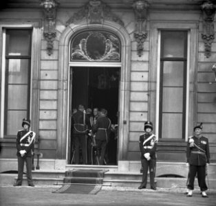 Opening Staten-Generaal in de Ridderzaal Spullen van de koetsier worden bijeeng, Bestanddeelnr 915-5371