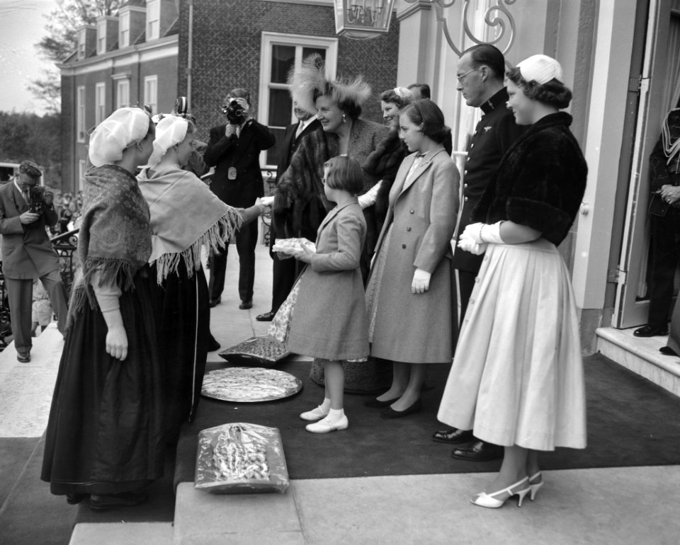 Opening Staten Generaal Huis ten Bosch Schevvr bij Koninklijk gezin, Bestanddeelnr 908-0081