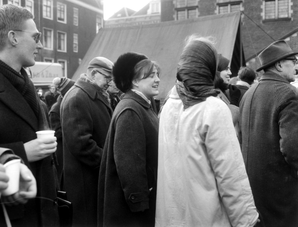Opening studenten lustrum in Leiden, Prinses Margriet tussen het publiek op Stad, Bestanddeelnr 917-3552
