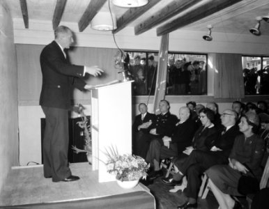 Opening tehuis voor werkende jongens door minister professor mr J Samkalden te, Bestanddeelnr 909-2898