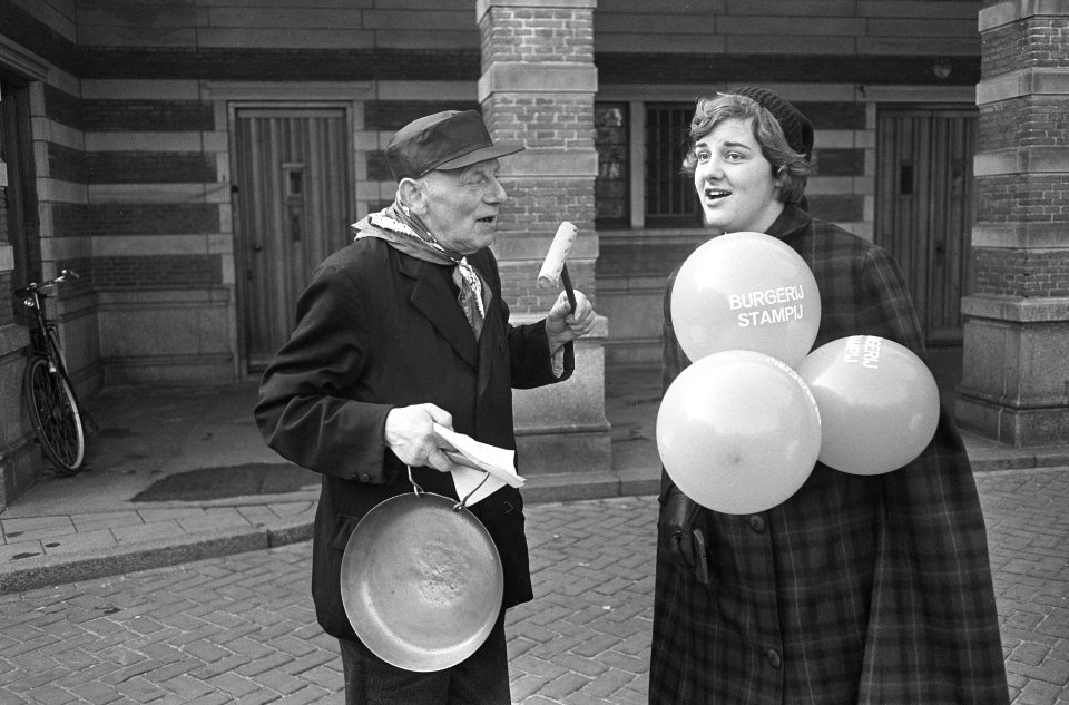 Opening studenten lustrum in Leiden, Erica Terpstra in gesprek met stadsomroeper, Bestanddeelnr 917-3562