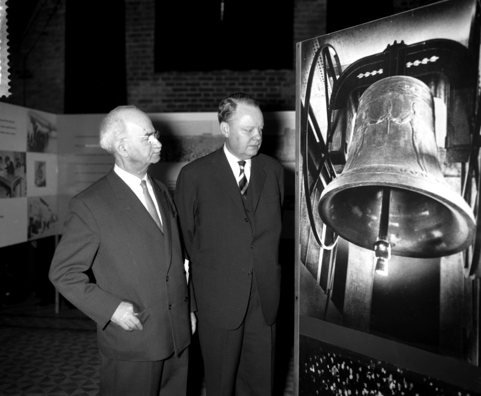 Opening Tentoonstelling Berlijn bolwerk der vrijheid door dr. J. Lons . Links , Bestanddeelnr 912-1592