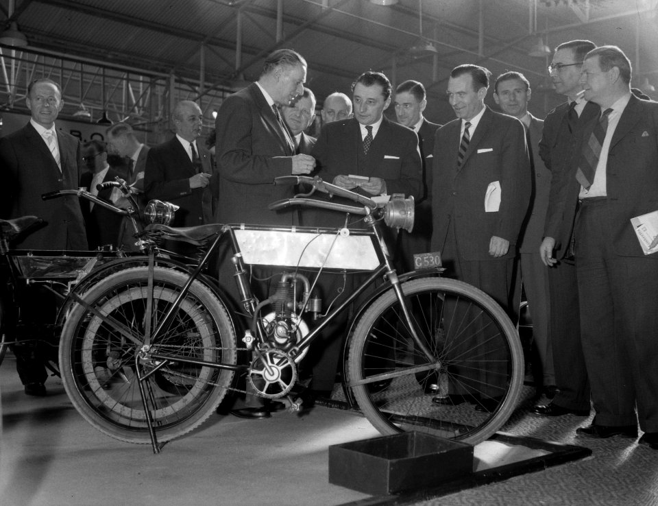 Opening van de tentoonstelling van motorrijwielen, scoote bromfietsen, door Mini, Bestanddeelnr 910-1819