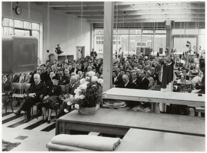 Opening van de pyjamafabriek Nobelt aan de Parklaan 125. Eerste rij links naast de bloemenmand burgemeester Cremers. NL-HlmNHA 54012716
