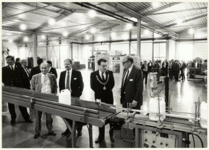 Opening van de nieuwe fabriekshal van de Plysu-fabriek van kunststofverpakkingen door burgemeester IJsselmuiden. NL-HlmNHA 54023602