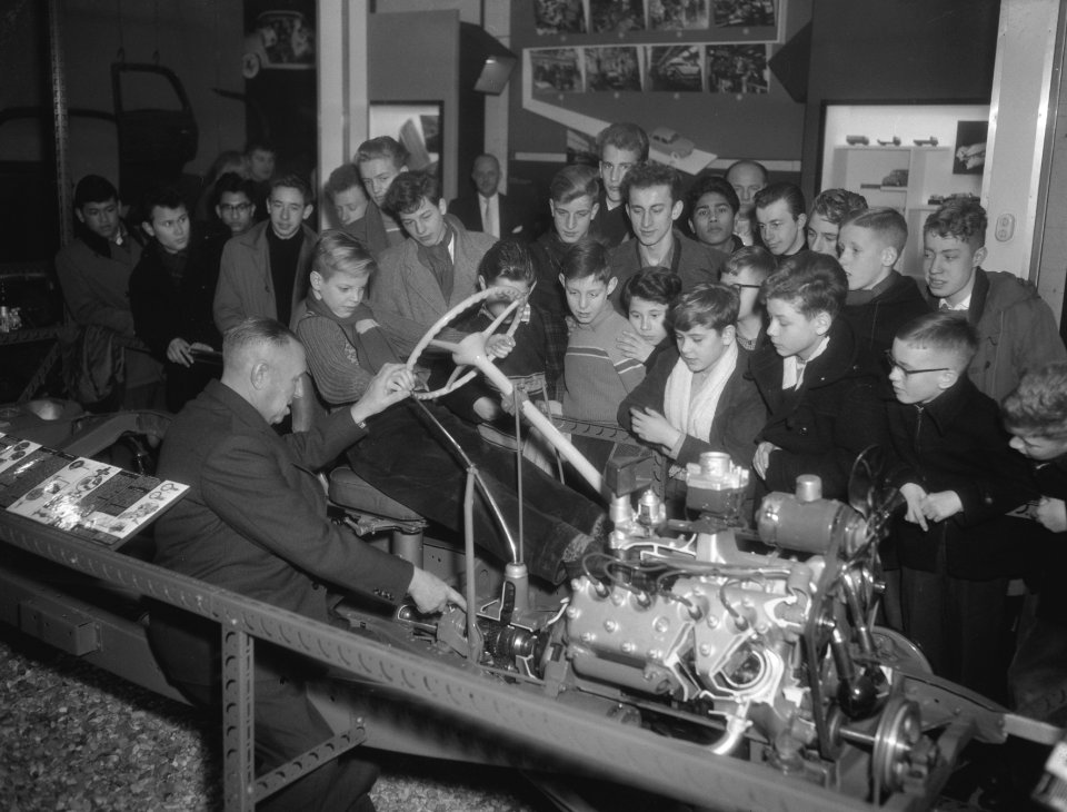 Opening van de tentoonstelling De Auto in het Museum voor het Onderwijs in Den, Bestanddeelnr 910-1245