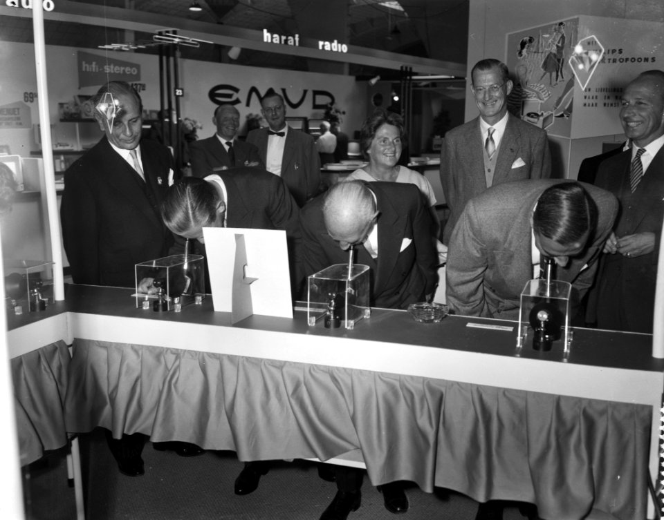 Opening van de tiende Firato door burgemeester Van Hall vlnr mr T Scholten, Bestanddeelnr 910-6403