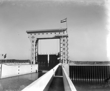 Opening Sluis in Tiel vlag in top, Bestanddeelnr 905-1227