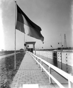 Opening Sluis in Tiel vlag in top, Bestanddeelnr 905-1223