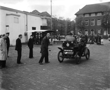 Opening tent in de RAI. Minister Vos krijgt plaquette Dion-Bouton, Bestanddeelnr 902-7180