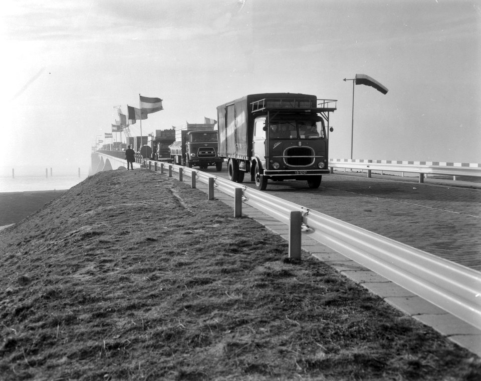 Opening van de Oosterscheldebrug het eerste verkeer passeert de nieuwe brug, Bestanddeelnr 918-5658