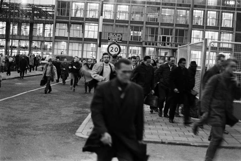 Opdracht HP Antillianen verlaten Fokkerfabriek, Schiphol, Bestanddeelnr 924-0276