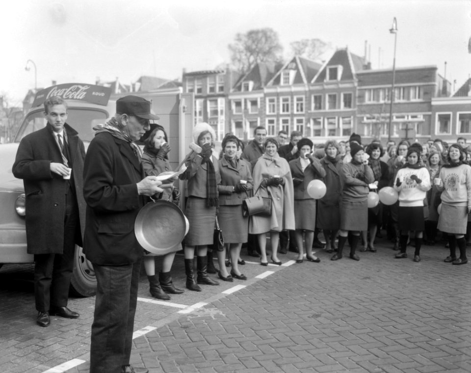 Opening studenten lustrum in Leiden, studenten op Stadhuisplein, Bestanddeelnr 917-3556