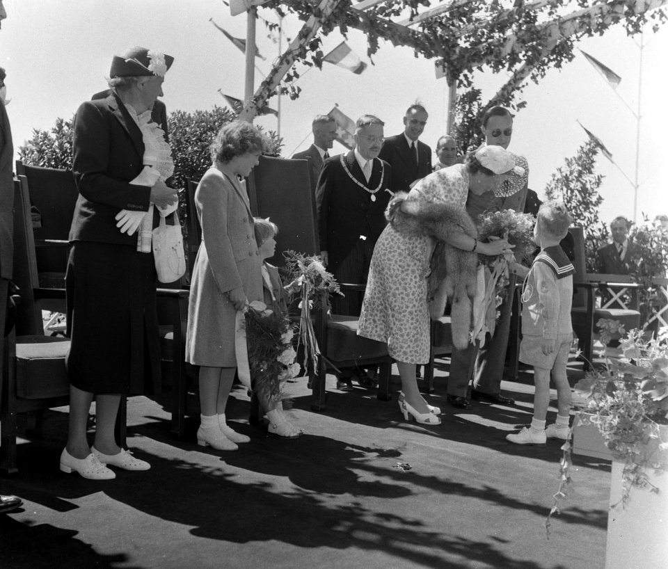 Opening Sluis in Tiel vlag in top door Koninklijke familie, Bestanddeelnr 905-1231