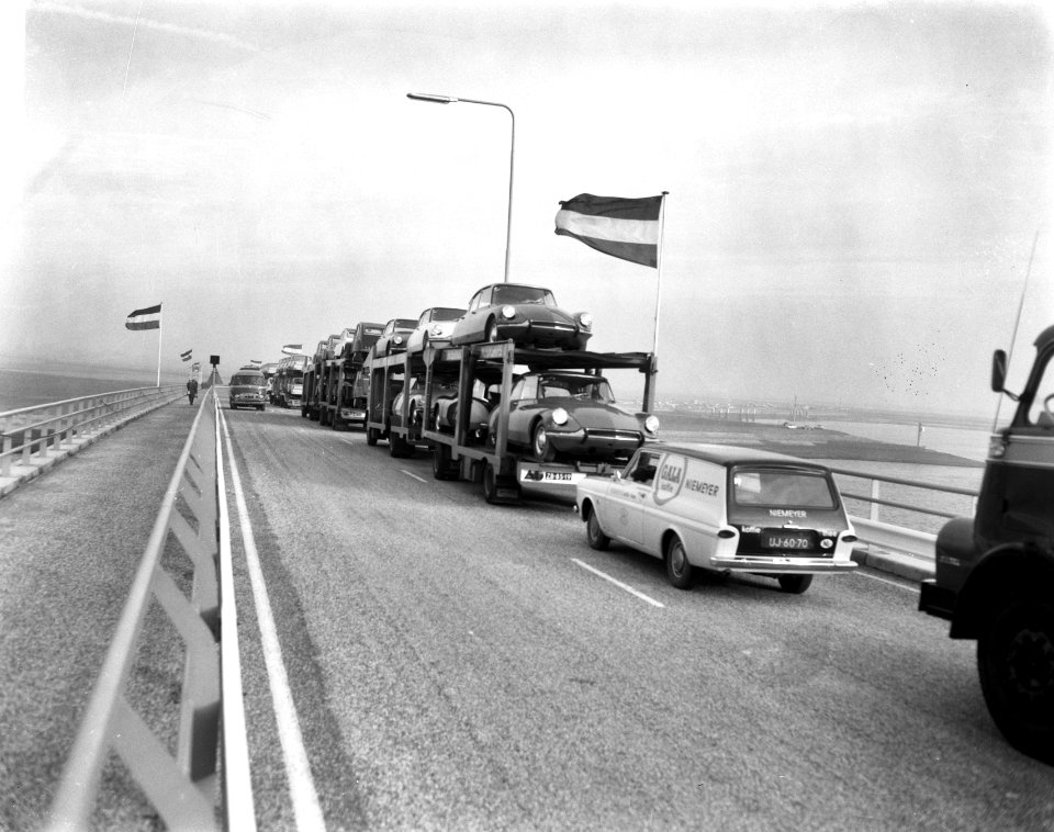 Opening van de Oosterscheldebrug het eerste verkeer passeert de nieuwe brug, Bestanddeelnr 918-5657