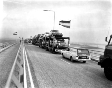 Opening van de Oosterscheldebrug het eerste verkeer passeert de nieuwe brug, Bestanddeelnr 918-5657