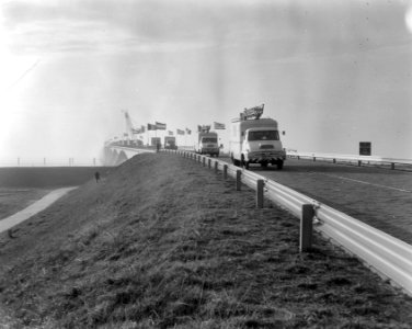 Opening van de Oosterscheldebrug het eerste verkeer passeert de nieuwe brug, Bestanddeelnr 918-5655