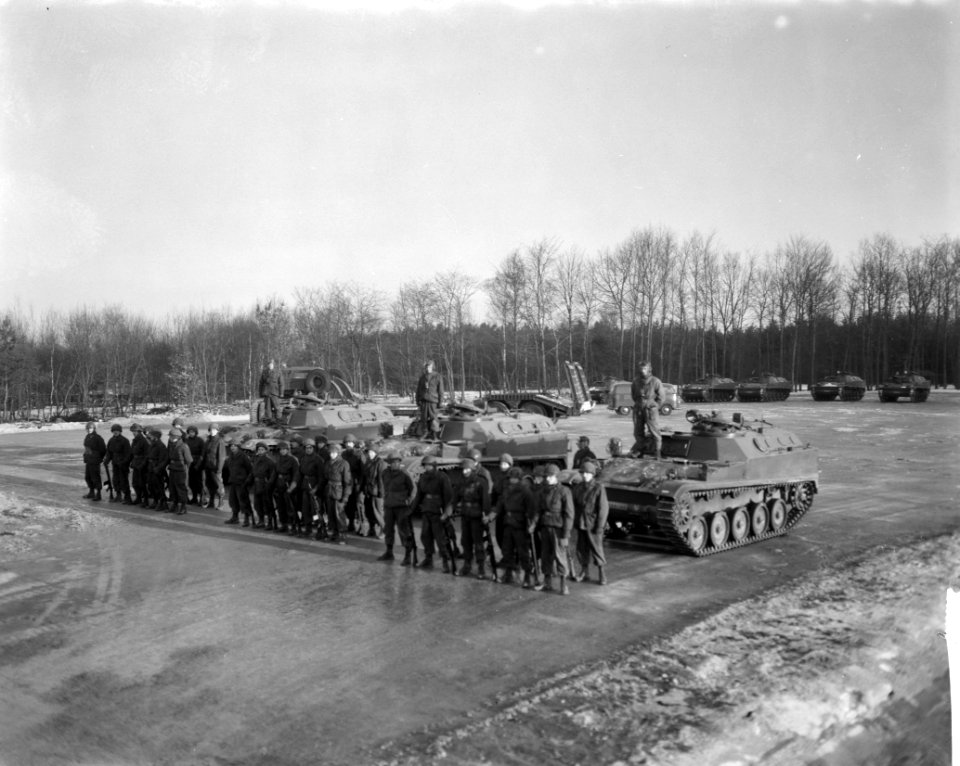 Opening van het Pantser Infanterie rij-opleidingscentrum nabij Veldhoven, Bestanddeelnr 914-6984