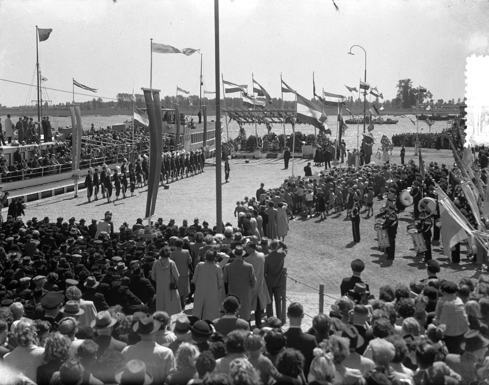 Opening Sluis in Tiel vlag in top door Koninklijke familie, Bestanddeelnr 905-1233