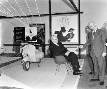 Opening tentoonstelling goed wonen in Stedelijk Museum door Mr. J. in t Veld, Bestanddeelnr 906-5645
