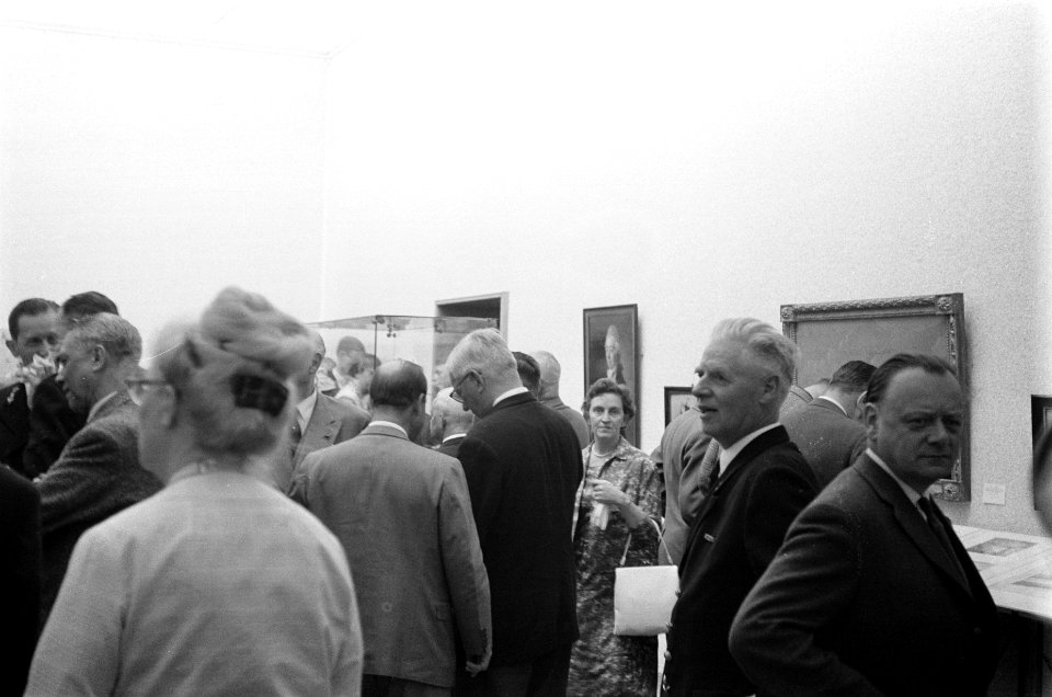 Opening tentoonstelling in museum Fodor, Bestanddeelnr 912-6358