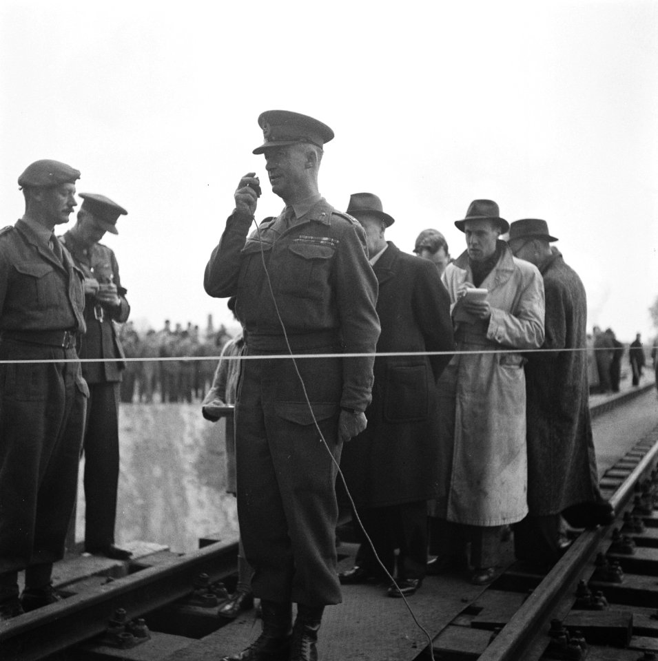 Opening spoorbrug over de IJssel te Deventer toespraak generaal-majoor MacMull, Bestanddeelnr 900-9993