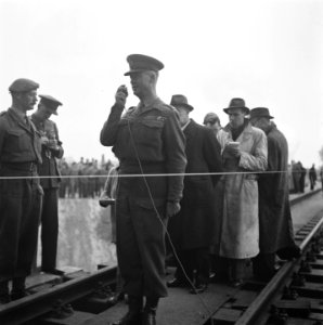 Opening spoorbrug over de IJssel te Deventer toespraak generaal-majoor MacMull, Bestanddeelnr 900-9993