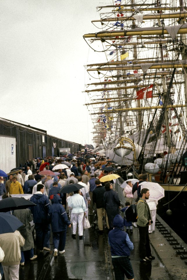 Opening Sail 1985 publiek bij boten, Bestanddeelnr 253-8930