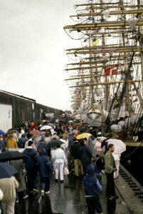 Opening Sail 1985 publiek bij boten, Bestanddeelnr 253-8930