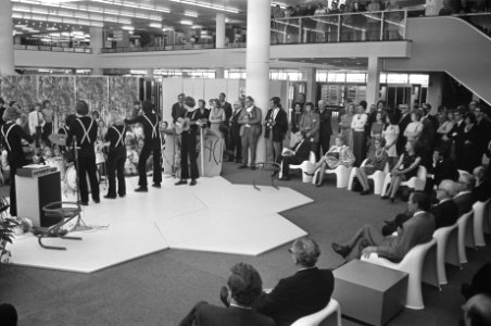 Opening reizende DD-2 ontvangstcentrum in Bouwcentrum te Rotterdam door Prins Cl, Bestanddeelnr 925-5266