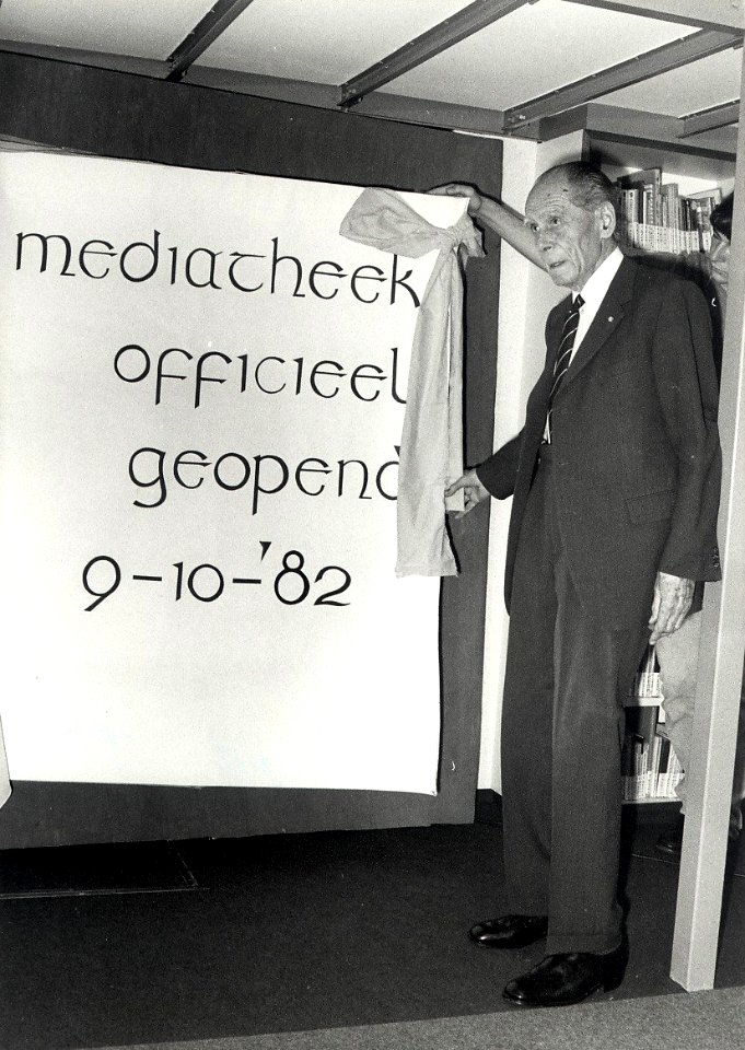 Opening van de Mediatheek, door de oud-tekenleraar Anton Pieck. Aangekocht in 1983 van fotograaf C. de Boer. - Negatiefnummer 22393 k 12 a. - Gepubliceerd in het Haarlems Dagblad van 11-10-1, NL-HlmNHA 54013122