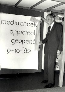 Opening van de Mediatheek, door de oud-tekenleraar Anton Pieck. Aangekocht in 1983 van fotograaf C. de Boer. - Negatiefnummer 22393 k 12 a. - Gepubliceerd in het Haarlems Dagblad van 11-10-1, NL-HlmNHA 54013122