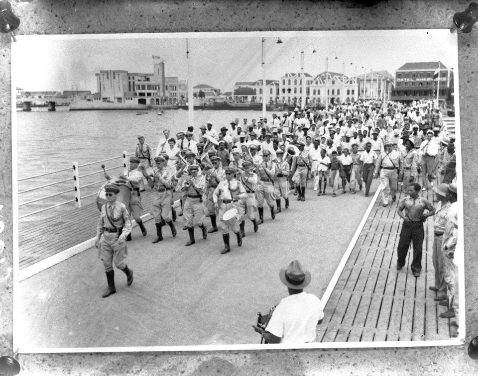 Opening van de herstelde pontonbrug over het Schottegat in Oranjestad (Curaçao), Bestanddeelnr 901-6619