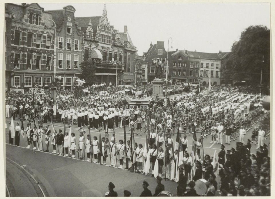 Opening van de sportweek in 1946 op de Grote Markt. NL-HlmNHA 54004765