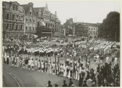 Opening van de sportweek in 1946 op de Grote Markt. NL-HlmNHA 54004765