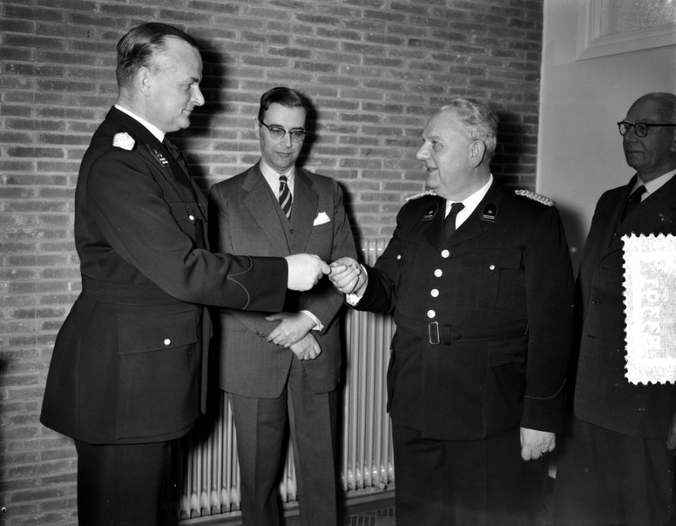 Opening politiebureau Slotermeer. Hoofdcommissaris Van der Molen, commissaris Va, Bestanddeelnr 908-3391