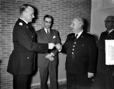 Opening politiebureau Slotermeer. Hoofdcommissaris Van der Molen, commissaris Va, Bestanddeelnr 908-3391